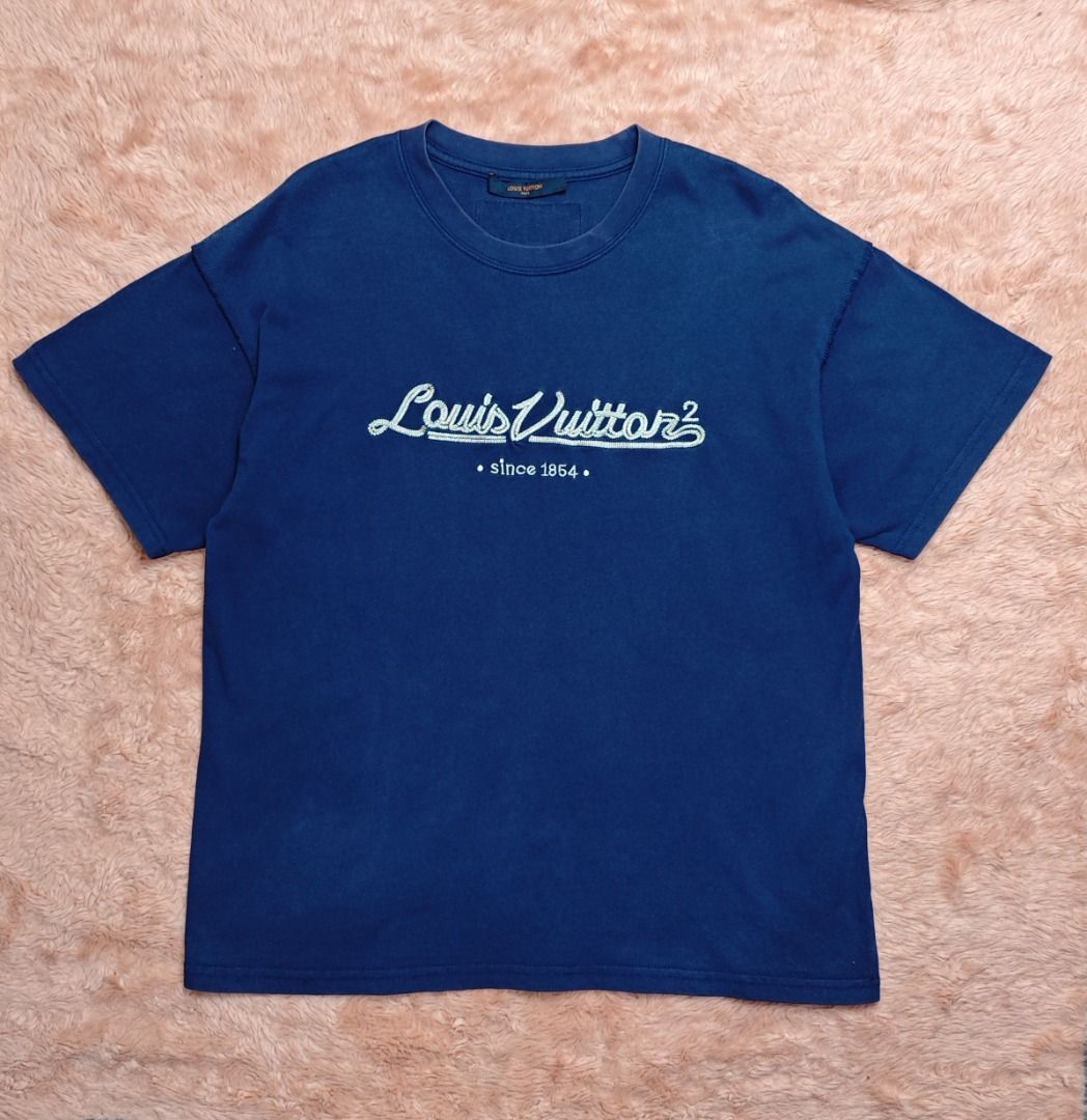 LV ADULT TEE (Category: Tshirts & Polo Shirts ) located in Imus. Submitted by eykc01 (Listing ID 1466919598, Image 1). Description: VERY GOOD CONDITION DISCOLORATION ON COLLAR, BARELY NOTICEABLE.