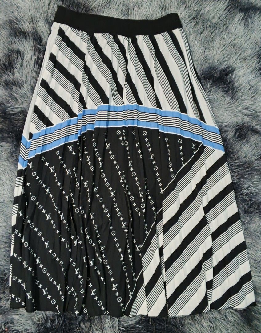 LV longskirt new (Category: Skirts) located in Magalang. Submitted by trendz67271 (Listing ID 1466921270, Image 1). Description: brand new bought from abroad size reference in photos.