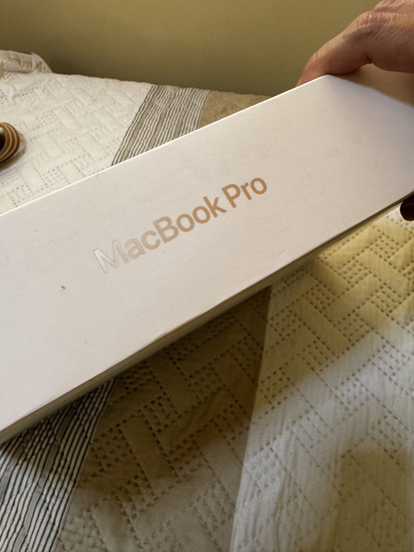 macbook pro box (Category: Everything Else Others) located in Cavite. Submitted by tripleb25 (Listing ID 1466858601, Image 2). Description: .