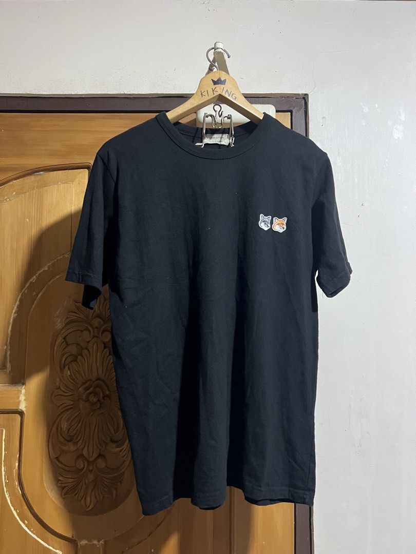 Maison Kitsune Double Fox Head Patch T-Shirt Black (Category: Shirts) located in Valencia. Submitted by thrifttomaniac_1225 (Listing ID 1466868082, Image 1). Description: - Authentic Maison Kitsuné black t-shirt - Features signature double fox head embroidered patch on chest - Classic crew neck and short sleeves for a comfy fit - 100% premium cotton material - Condition: Excellent, clean fabric with no stains, holes, or fading - Perfect for smart