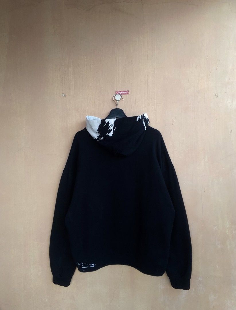 Maison Margiela Paint Splash Hoodie Jacket (Category: Luxury Apparel) located in Lipa City. Submitted by MEECHYTWO2TWO (Listing ID 1466907214, Image 2). Description: •MAISON MARGIELA HOODIE - Size: 50 / Best fit L-XL - Width: 24 / Length: 27 - Location: Lipa City, Batangas - Excellent condition - Color rate: 9.8/10 - Additional sf +75 - Mop: GCASH/NO COD - Payment first tomorrow will be shipped.