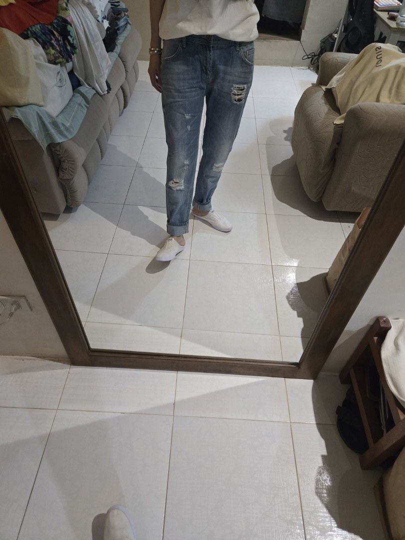 Mango Distressed Jeans (Category: Jeans) located in Manila. Submitted by silentphoenix.799537 (Listing ID 1466821957, Image 2). Description: .