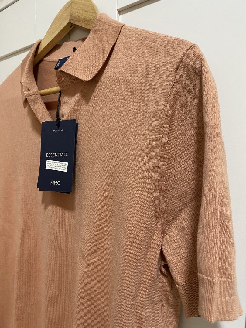 MANGO MAN Essentials Knit Polo Shirt Peach Size M (Category: Tshirts & Polo Shirts ) located in Quezon City. Submitted by wearhouze (Listing ID 1466887072, Image 2). Description: MNG Essentials knit polo shirt in peach. Short sleeves, classic collar, single button placket. Ribbed cuffs and hem. Size M (EU/USA/MEX). Brand new with original tags attached..