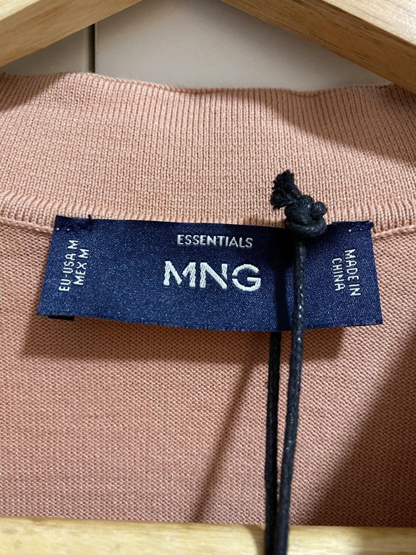 MANGO MAN Essentials Knit Polo Shirt Peach Size M (Category: Tshirts & Polo Shirts ) located in Quezon City. Submitted by wearhouze (Listing ID 1466887072, Image 3). Description: MNG Essentials knit polo shirt in peach. Short sleeves, classic collar, single button placket. Ribbed cuffs and hem. Size M (EU/USA/MEX). Brand new with original tags attached..