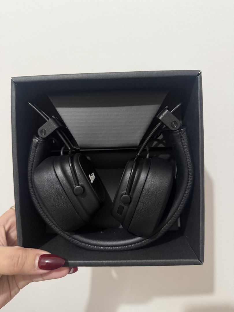 Marshall Major V Headphones (Category: Headphones & Headsets) located in Quezon City. Submitted by sicatnisse (Listing ID 1466803144, Image 2). Description: - Model: Marshall Major V Wireless Headphones - Color: Classic Black with iconic rock style design and textured leather - Battery Life: Over 100 hours of wireless playtime on a single charge - Charging: Convenient integrated wireless charging capability - Inclusions: Comes with the original b