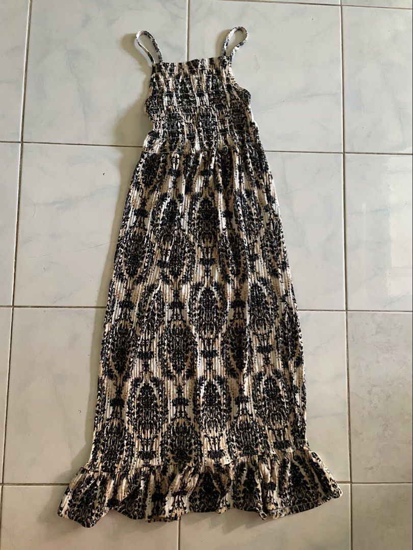 Maxi Dress (Category: Dresses) located in Indang. Submitted by itsginnpom (Listing ID 1466794907, Image 1). Description: Smocked Crepe Fabric Maxi Dress • Can fit Small to 2XL body frame (36 waist ako and stretchy pa siya) • once lang nagamit. selling as is. 📍Indang, Cavite .