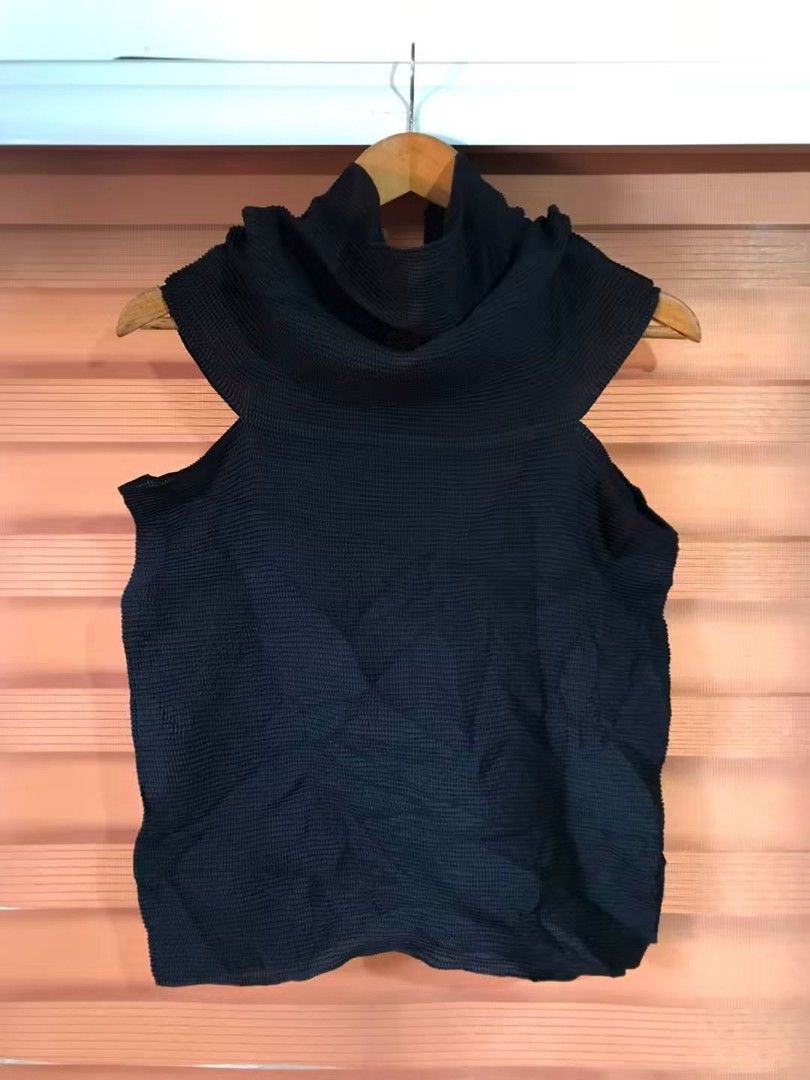 Me Issey Miyake (Category: Blouses) located in Aloran. Submitted by thrift_hunter73 (Listing ID 1466805123, Image 1). Description: Me Issey Miyake.