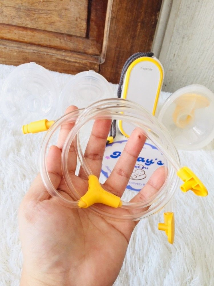Medela freestyle flex handsfree Mfg2023 ( lightly use ) (Category: Breastfeeding & Bottle Feeding) located in Manila. Submitted by kikay.store.ph30 (Listing ID 1466970771, Image 2). Description: ❗NEW ARRIVAL❗🇱🇷 Medela freestyle flex handsfree Mfg2023 ( rechargeable ) Perfectly working Strong suctions ✅️ Long battery life ✅️ Condition : slightly use Issue : button sign of usage Inclusion : 24mm flange - 21mm flange - tubing - machine Price: 11,0