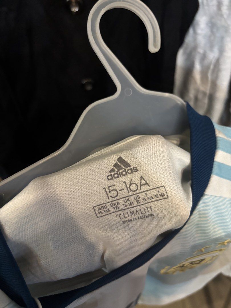 MESSI (Category: Activewear) located in Calinog. Submitted by 5k.kr (Listing ID 1466861234, Image 3). Description: Fit SMALL mens W20 x L27.