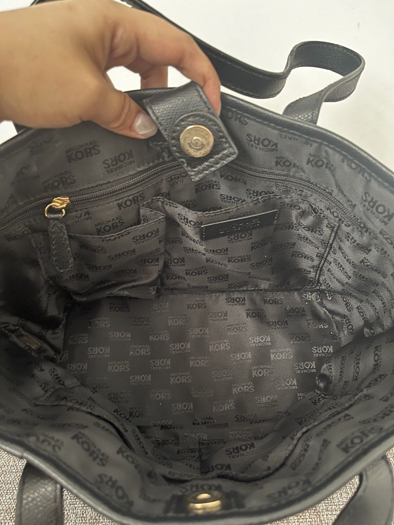Michael Kors Black Tote Bag (Category: Tote Bags) located in Manila. Submitted by zendog_a92acc (Listing ID 1466950571, Image 2). Description: .
