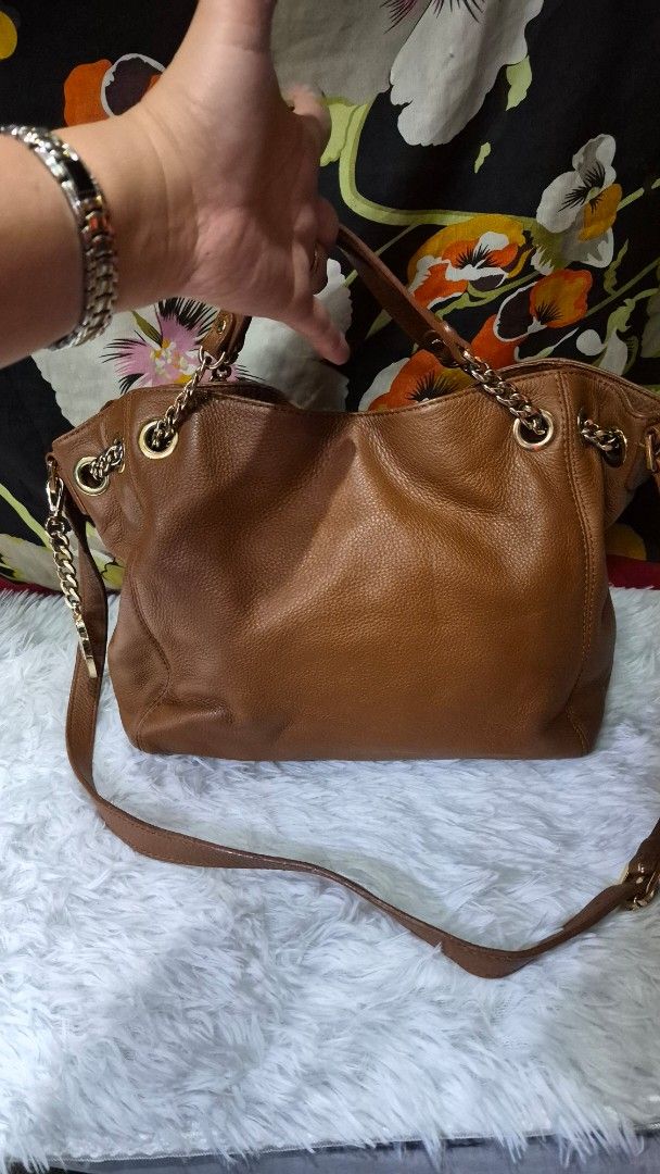Michael Kors Brown Leather Shoulder Bag (Category: Luxury Bags & Wallets) located in Manila. Submitted by ertya (Listing ID 1466871432, Image 3). Description: no rubs self authentication maganda to .