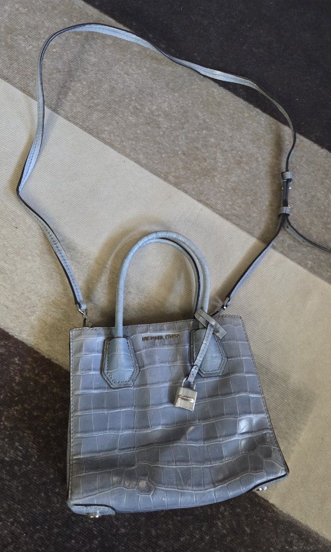 Michael kors croc embossed mercer bag (Category: Cross-body Bags) located in Pagudpud. Submitted by jmpascual044757 (Listing ID 1466917854, Image 1). Description: 100% original!! preloved not ukay!!! leather still very intact handle is great and and complete some lightened hardwares inside the zipper pocket needs cleaning and brand tag needs to be reglued Again!, what you see is what you get. its still in great condition and not abused not for th