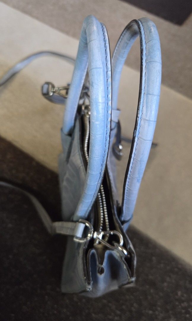 Michael kors croc embossed mercer bag (Category: Cross-body Bags) located in Pagudpud. Submitted by jmpascual044757 (Listing ID 1466917854, Image 3). Description: 100% original!! preloved not ukay!!! leather still very intact handle is great and and complete some lightened hardwares inside the zipper pocket needs cleaning and brand tag needs to be reglued Again!, what you see is what you get. its still in great condition and not abused not for th