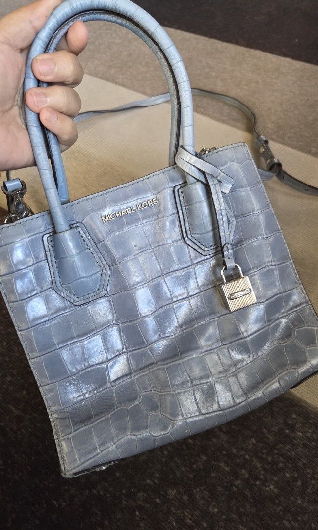 Michael kors croc embossed mercer bag (Category: Cross-body Bags) located in Pagudpud. Submitted by jmpascual044757 (Listing ID 1466917854, Image 2). Description: 100% original!! preloved not ukay!!! leather still very intact handle is great and and complete some lightened hardwares inside the zipper pocket needs cleaning and brand tag needs to be reglued Again!, what you see is what you get. its still in great condition and not abused not for th