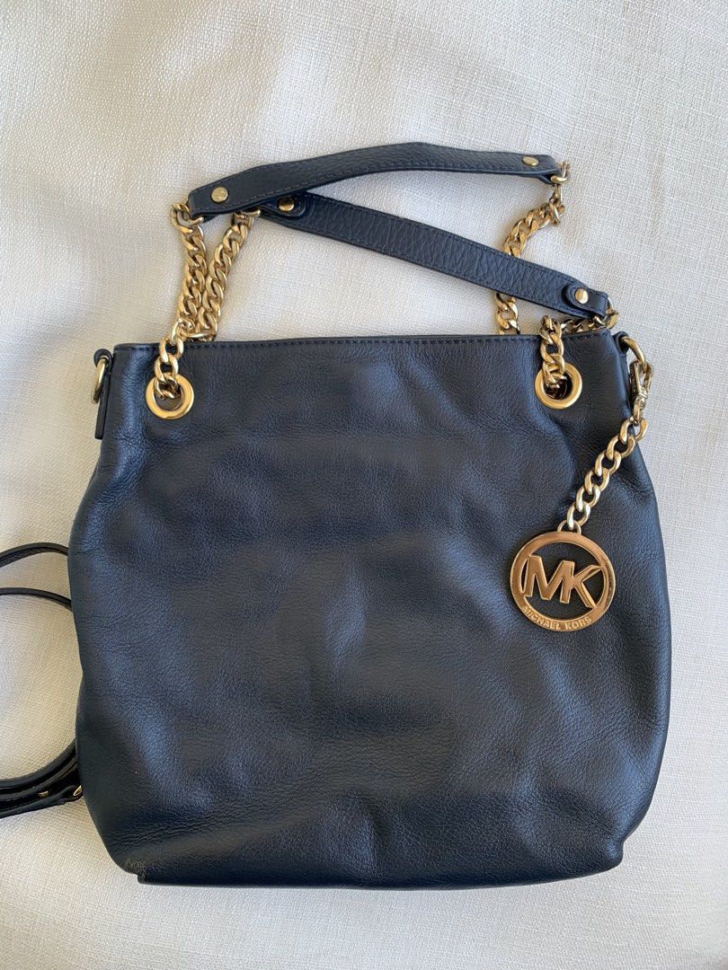 Michael kors Jet set soft leather (Category: Cross-body Bags) located in Bulacan. Submitted by bliselda (Listing ID 1466812136, Image 2). Description: Michael kors Jet set soft leather 💙 Issue: minimal tarnish lang hardware the rest good condition.
