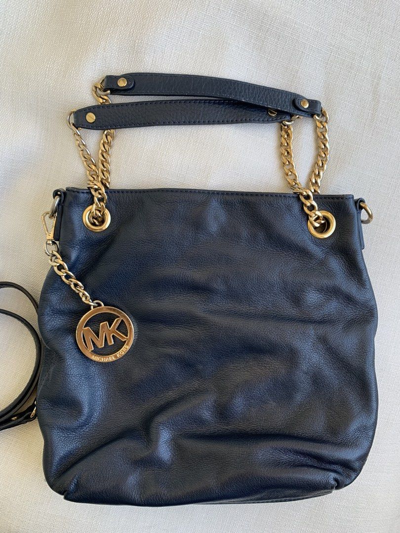 Michael kors Jet set soft leather (Category: Cross-body Bags) located in Bulacan. Submitted by bliselda (Listing ID 1466812136, Image 1). Description: Michael kors Jet set soft leather 💙 Issue: minimal tarnish lang hardware the rest good condition.