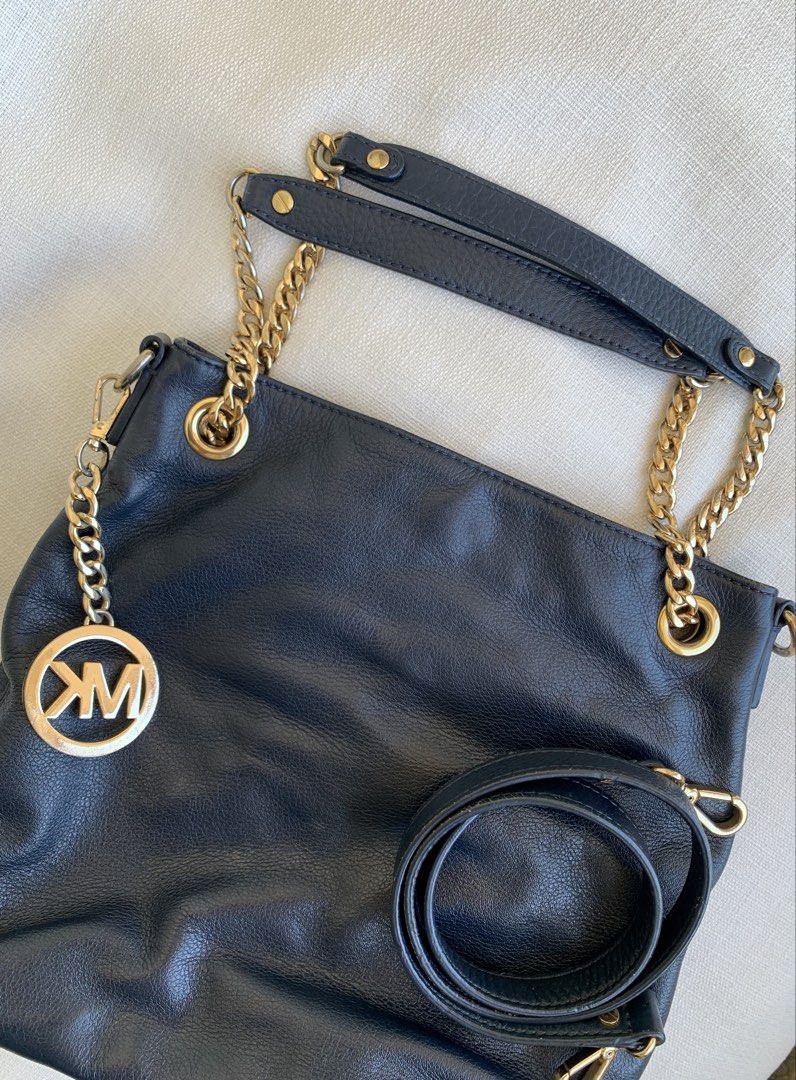 Michael kors Jet set soft leather (Category: Cross-body Bags) located in Bulacan. Submitted by bliselda (Listing ID 1466812136, Image 3). Description: Michael kors Jet set soft leather 💙 Issue: minimal tarnish lang hardware the rest good condition.
