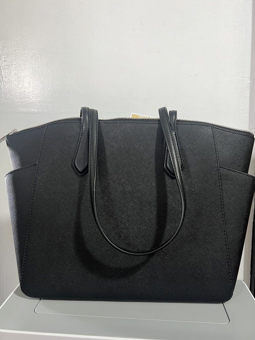 MICHAEL KORS MARILYN TOTE BLACK MEDIUM (Category: Tote Bags) located in Baguio. Submitted by kyrawang22 (Listing ID 1466858150, Image 2). Description: .