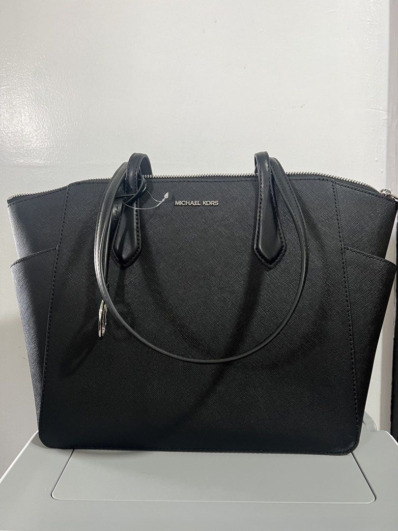 MICHAEL KORS MARILYN TOTE BLACK MEDIUM (Category: Tote Bags) located in Baguio. Submitted by kyrawang22 (Listing ID 1466858150, Image 1). Description: .