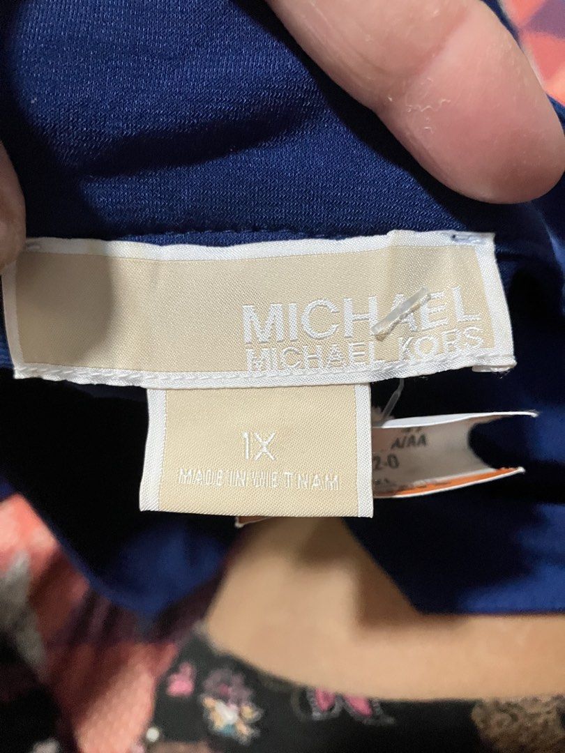 MICHAEL KORS MEDIUM BLUE LIQUID KNIT STRETCH PULL OVER LONG TUNIC TOP (Category: Longsleeves) located in General Mariano Alvarez. Submitted by adonid (Listing ID 1466792493, Image 3). Description: MICHAEL KORS MEDIUM BLUE LIQUID KNIT STRETCH PULL OVER LONG TUNIC TOP GOOD CONDITION NORMAL SIGN OF USAGE ONLY W46 L30.