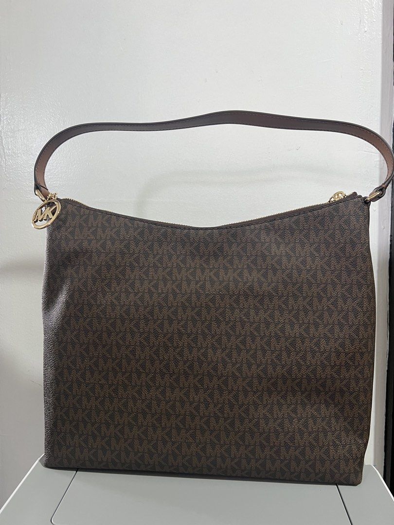 MICHAEL KORS MERRITT LARGE (Category: Shoulder Bags) located in Baguio. Submitted by kyrawang22 (Listing ID 1466857817, Image 2). Description: .