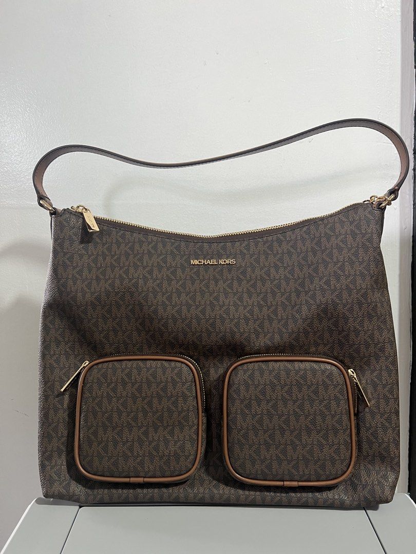MICHAEL KORS MERRITT LARGE (Category: Shoulder Bags) located in Baguio. Submitted by kyrawang22 (Listing ID 1466857817, Image 1). Description: .