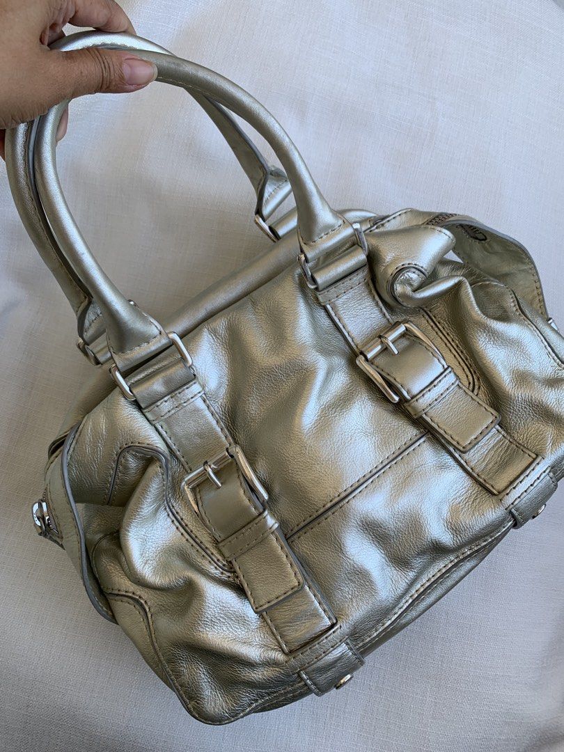 Michael kors Metallic silver (Category: Shoulder Bags) located in Bulacan. Submitted by bliselda (Listing ID 1466810404, Image 2). Description: Michael kors Metallic silver 🩶 issue: minimal stain at need i wash loob.