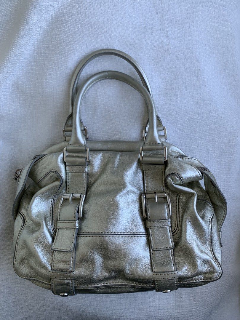 Michael kors Metallic silver (Category: Shoulder Bags) located in Bulacan. Submitted by bliselda (Listing ID 1466810404, Image 1). Description: Michael kors Metallic silver 🩶 issue: minimal stain at need i wash loob.