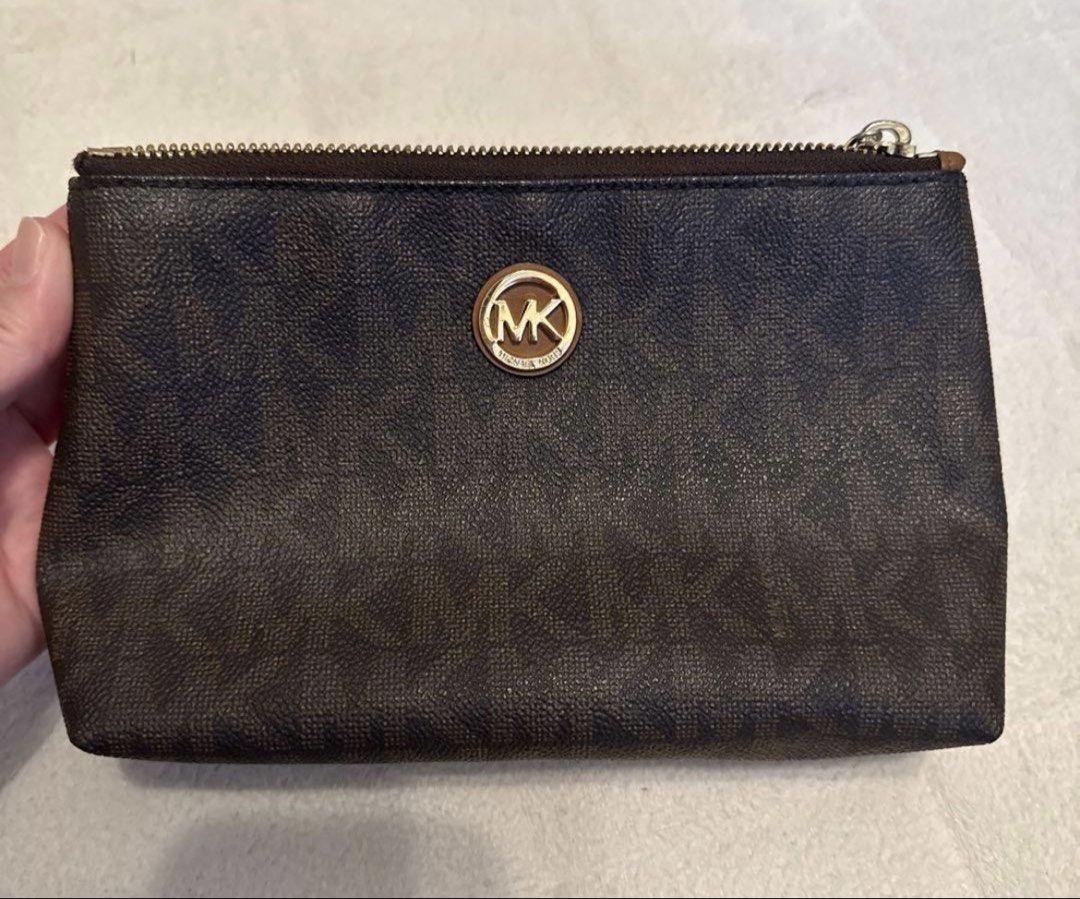 Michael Kors Pouch (Category: Purses & Pouches) located in Manila. Submitted by swift_tiny_treasure (Listing ID 1466804345, Image 1). Description: .