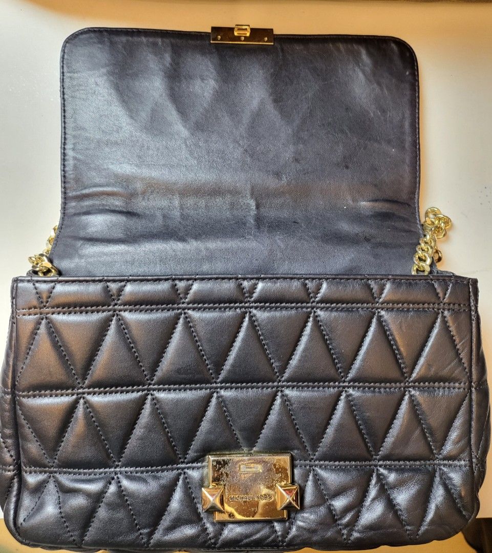 Michael Kors Sloan Black Quilted Bag (Category: Cross-body Bags) located in Imus. Submitted by cheratedfinds (Listing ID 1466965547, Image 3). Description: Michael Kors Sloan Quilted Flap Bag Factory Tag: Displays the official style code 30S7GSLL3L, production season F19 (Fall 2019), factory code SA-1905 ₱2,200 | Pre-loved ​Striking flap shoulder bag featuring geometric triangle quilting, gold-tone chain hardware, and a push-lock closure. ​Condit