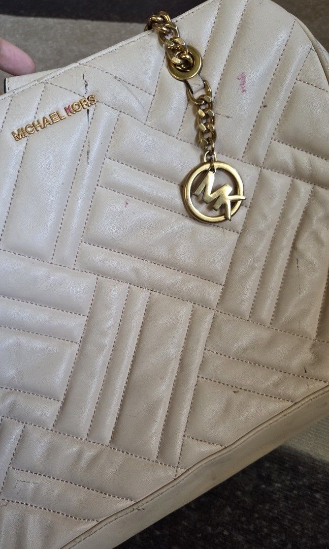 Michael kors vivienne shoulder bag FINAL LAST PRICe (Category: Shoulder Bags) located in Pagudpud. Submitted by jmpascual044757 (Listing ID 1466915806, Image 2). Description: 100% guranateed original!! preloved not ukay! still in great decent condition not abused for its price! minor staining visible due to storage , i believe it can be removed! some chaffings no bakbak! very clean interior intact handle and leather linings nice haedware please p
