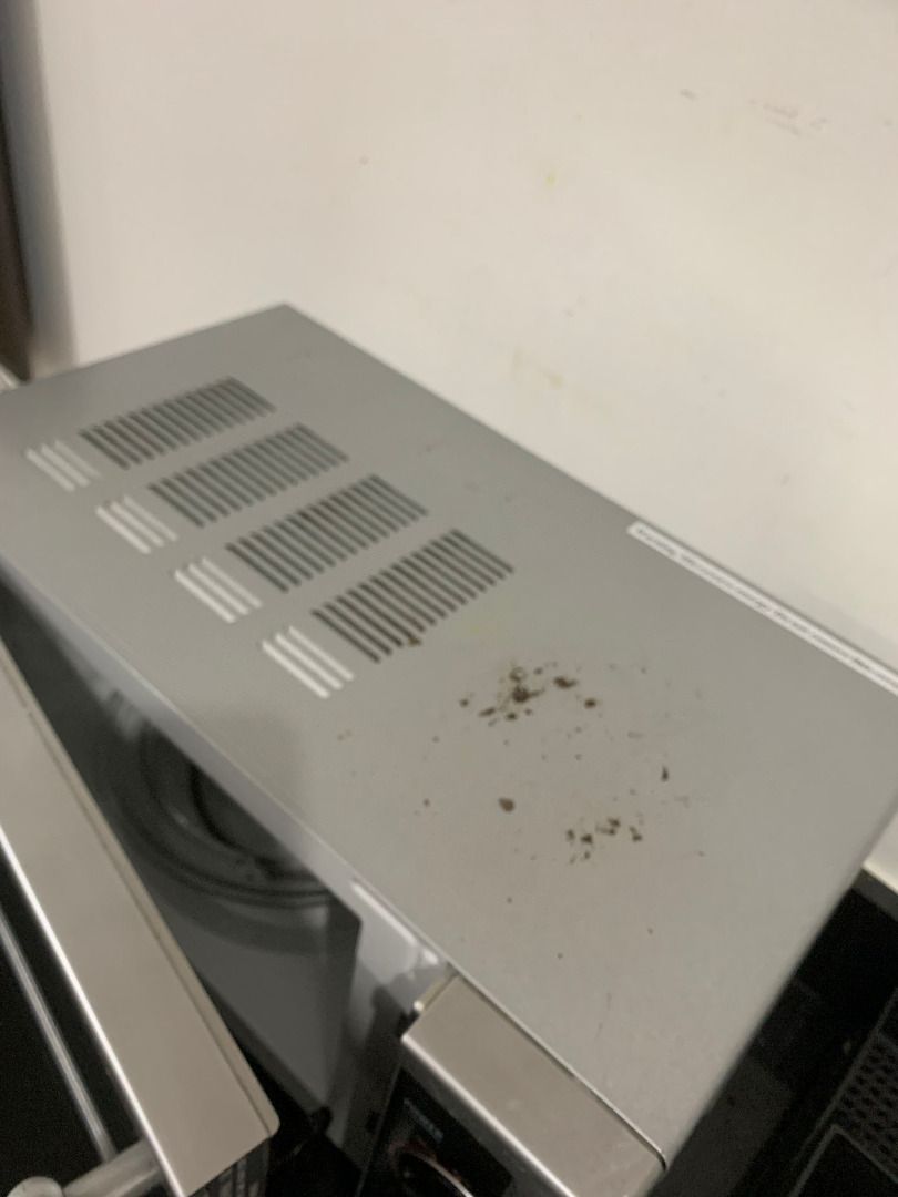 Microwave (Category: Ovens & Toasters) located in Taguig. Submitted by mrtee155 (Listing ID 1466780404, Image 3). Description: Countertop microwave Honest issue - May rust issue po yung microwave because of water haha But works 100%.