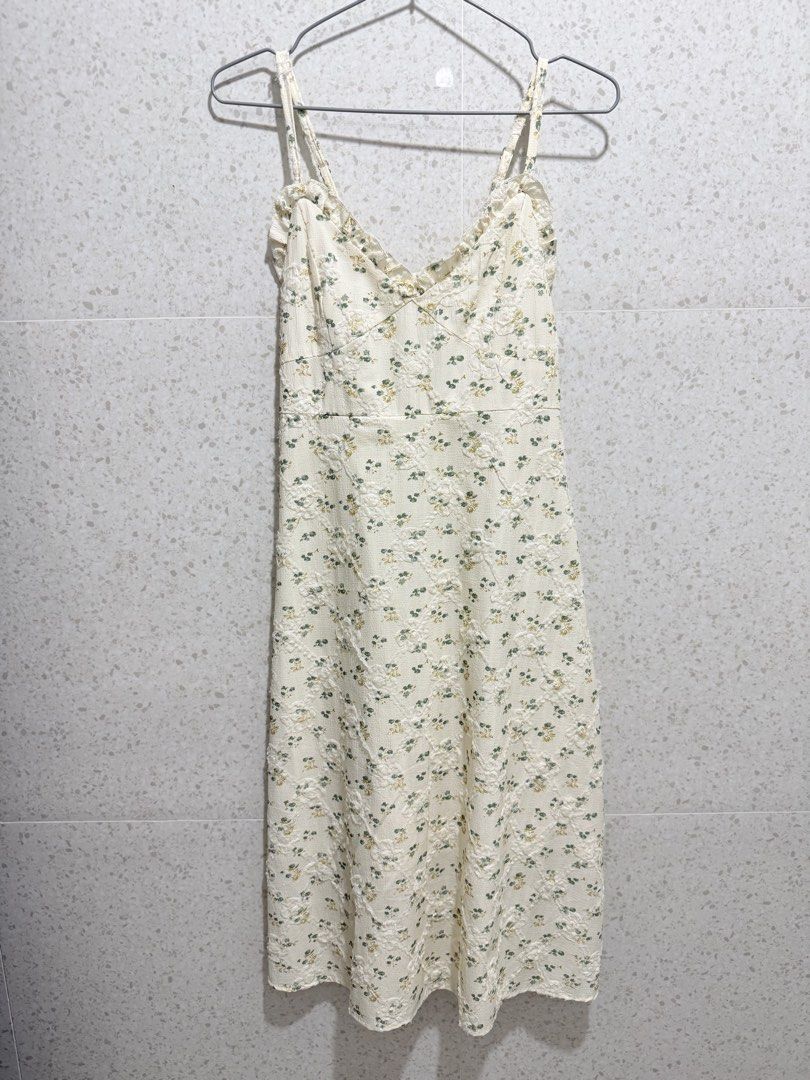 Midi dress (Category: Dresses) located in Manila. Submitted by lalaroror (Listing ID 1466939262, Image 3). Description: I'm selling my pre loved clothes. Most are unused and others were only worn once or twice. .