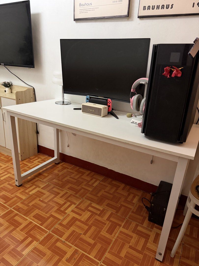 Minimalist White Computer Desk Study Table (Category: Tables & Sets) located in General Trias. Submitted by mauwiee (Listing ID 1466891811, Image 3). Description: Rush sale‼️ Computer table Color: White Size: 140*60*74cm Location: Gentri. Cavite Issue: Onting scratches lang pero hindi visible. Purchased date: Feb 2026 RFS: Need ng mas maliit na lamesa. Note: Hindi po kasama yung items sa lamesa..
