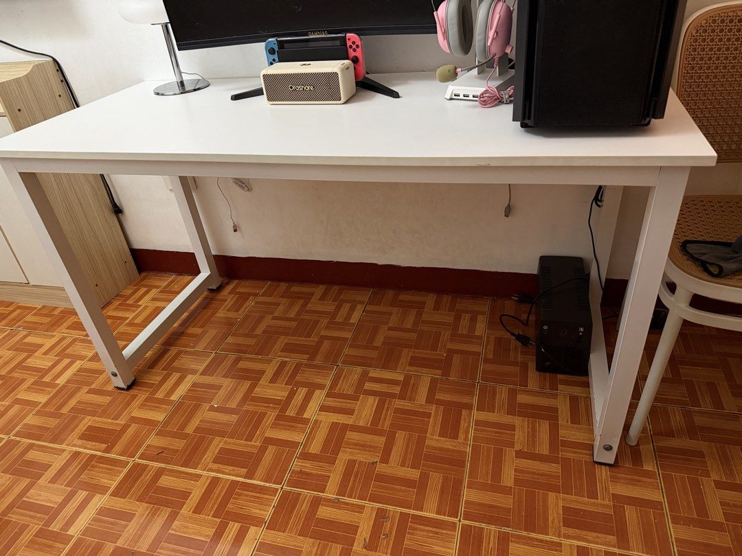 Minimalist White Computer Desk Study Table (Category: Tables & Sets) located in General Trias. Submitted by mauwiee (Listing ID 1466891811, Image 2). Description: Rush sale‼️ Computer table Color: White Size: 140*60*74cm Location: Gentri. Cavite Issue: Onting scratches lang pero hindi visible. Purchased date: Feb 2026 RFS: Need ng mas maliit na lamesa. Note: Hindi po kasama yung items sa lamesa..