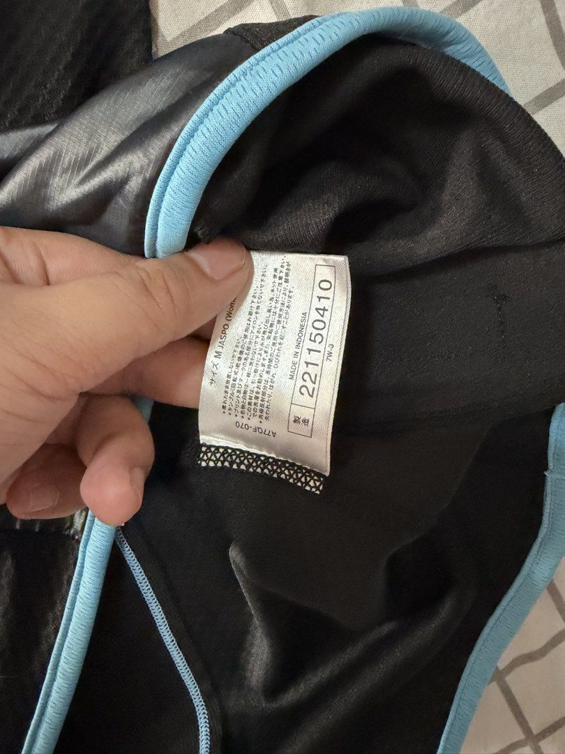 Mizuno half-zip windproof running vest (Category: Activewear) located in Quezon City. Submitted by pinkyswearshop (Listing ID 1466827943, Image 3). Description: .