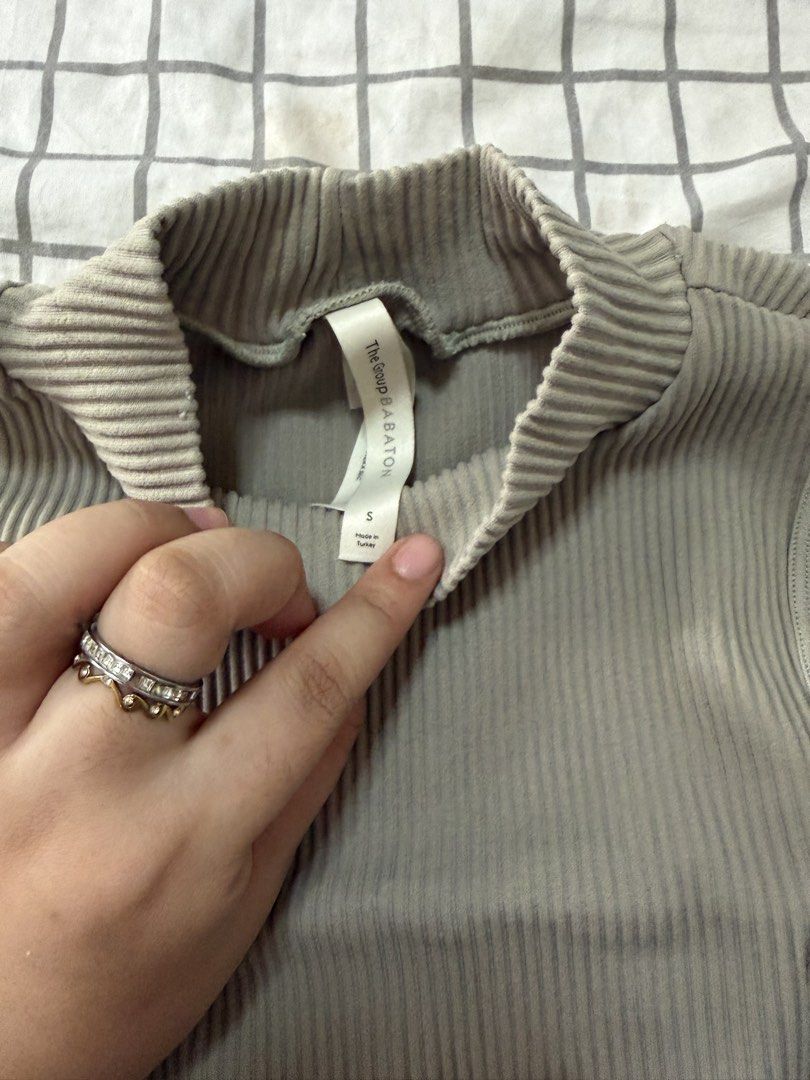 mock-neck sleeveless crop top (Category: Sleeveless) located in Quezon City. Submitted by pinkyswearshop (Listing ID 1466827501, Image 2). Description: .