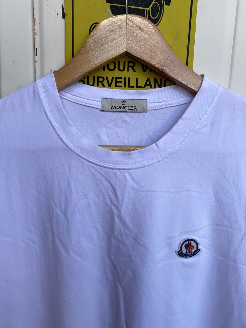 Moncler small side logo (Category: Formal Shirts) located in Trento. Submitted by estilounico02 (Listing ID 1466808700, Image 2). Description: Width 20.5 Length 27 9/10 color rate Issue: small dot stain(see last pic).