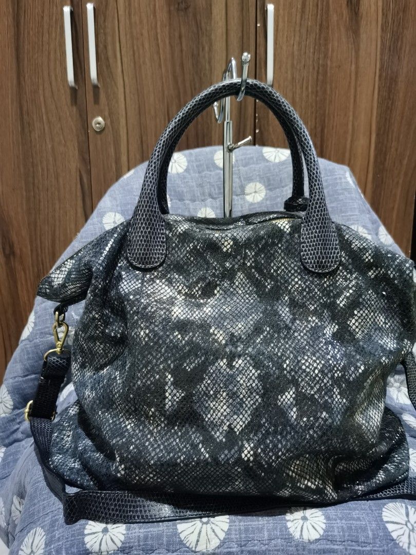 MORGAN (Category: Cross-body Bags) located in Bacolod City. Submitted by mzb06 (Listing ID 1466881435, Image 2). Description: 2 way snake skin leather material, gold hardwares, spacious inner compartment. Detailed pictures posted for reference..
