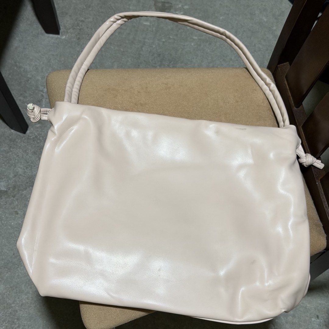 MOSSDOOM Danica Bag Pink (Category: Shoulder Bags) located in Caloocan City. Submitted by catwonrideul (Listing ID 1466868188, Image 2). Description: 💌 ₱150 (bought for ₱400) - Maraming kasya, used well sa hospital duty. - Size: 40*30*10 cm - With 1 Inner Zipper Pocket & 1 Inner Insertion Pocket - With flaw sa logo na M, nabakbak na..