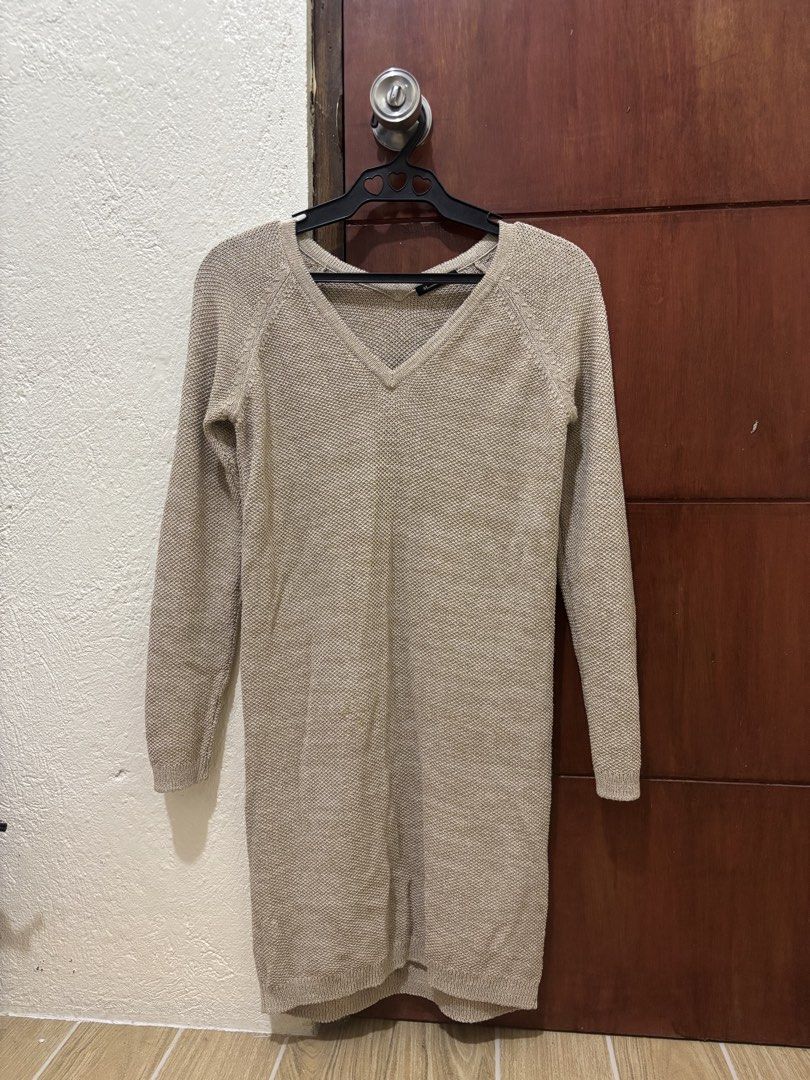 Mossimo Dutti Sweater/Top (Category: Coats, Jackets and Outerwear) located in Calamba. Submitted by sincerely_ayi (Listing ID 1466917521, Image 1). Description: help me declutter! — no flaws; worn only twice :) — stated price is the lowest price already (not open to nego) — mop: gcash/maribank.