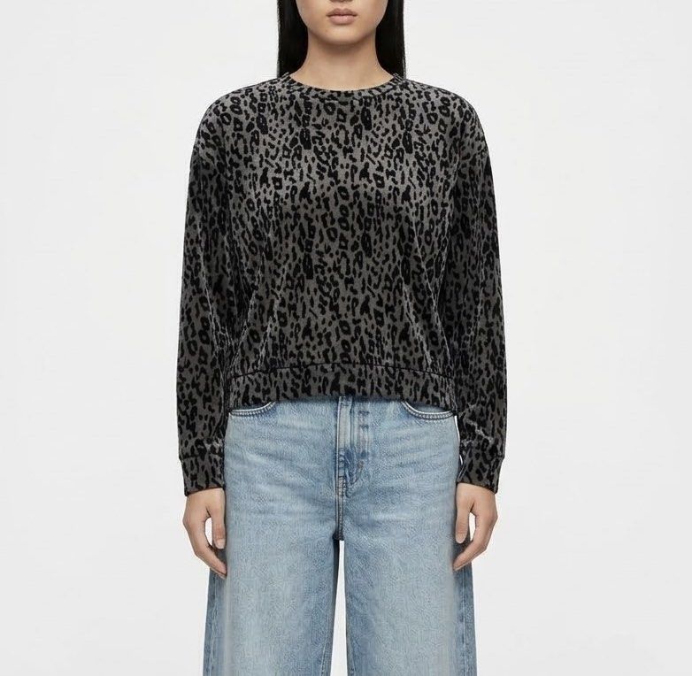 M&S Collection Black Leopard Print Glittery Velvet Pullover (Category: Longsleeves) located in Caloocan City. Submitted by declutteringph. (Listing ID 1466925599, Image 1). Description: Size UK8 on the tag! Measurements: Dimension (inches) Shoulder Width: 20” Bust Width: 20” Body Length: 22” Sleeves Length: 20” .
