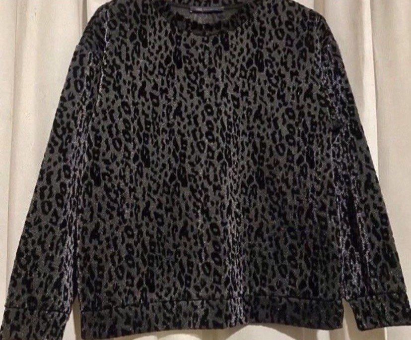 M&S Collection Black Leopard Print Glittery Velvet Pullover (Category: Longsleeves) located in Caloocan City. Submitted by declutteringph. (Listing ID 1466925599, Image 2). Description: Size UK8 on the tag! Measurements: Dimension (inches) Shoulder Width: 20” Bust Width: 20” Body Length: 22” Sleeves Length: 20” .