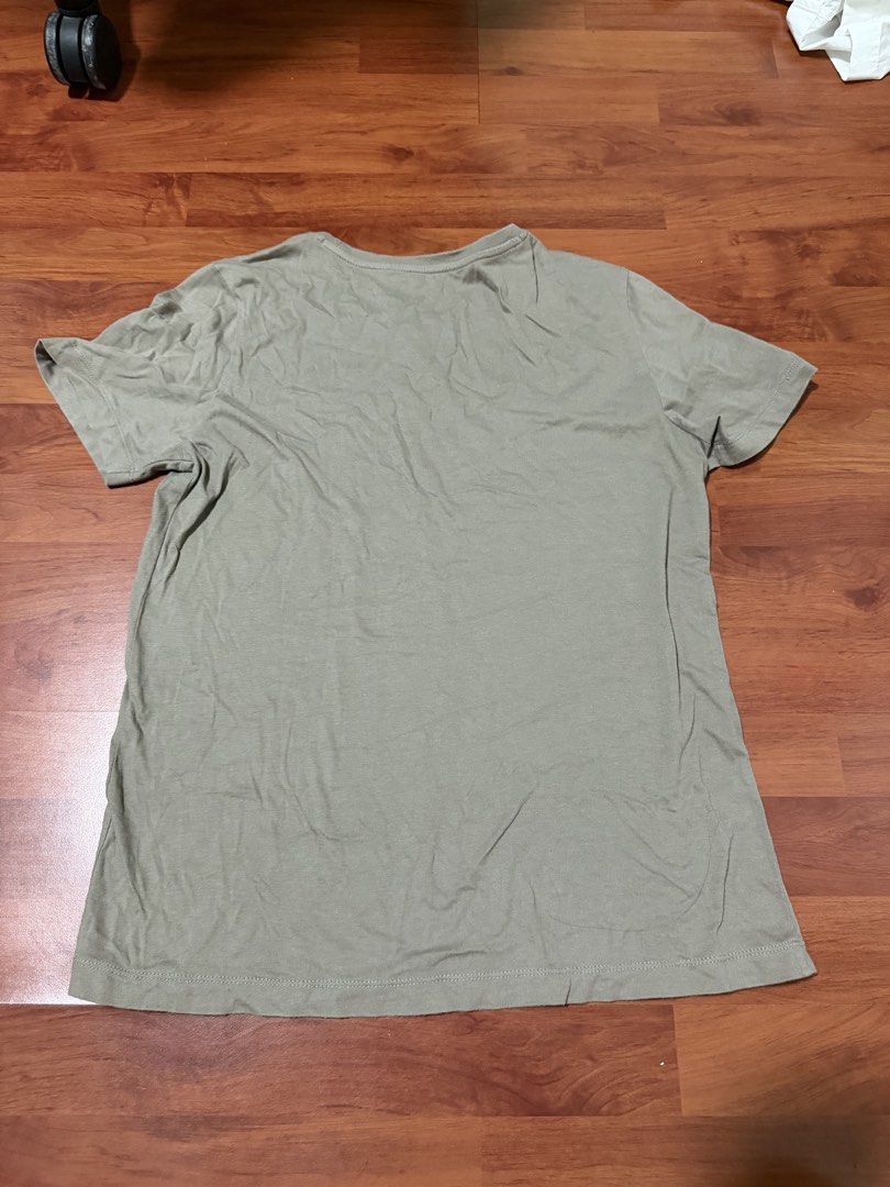 Muji Green Plain Shirt (Category: Shirts) located in Marikina City. Submitted by bingaling04 (Listing ID 1466929026, Image 2). Description: .