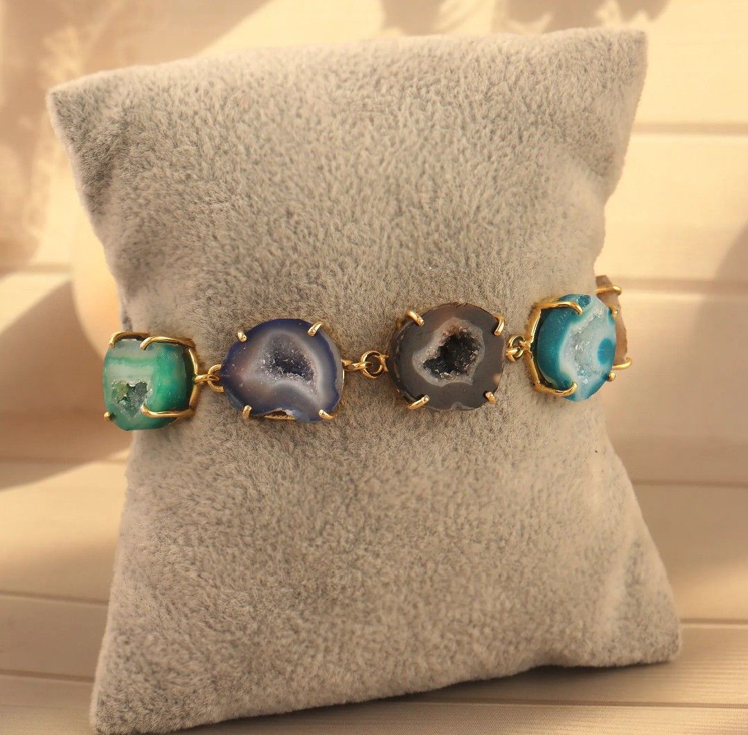 Multi Colored Geode Bracelet (Category: Bracelets) located in Rizal. Submitted by quickshark.aa27d2 (Listing ID 1466965908, Image 1). Description: Natural geode bracelet international shipping.