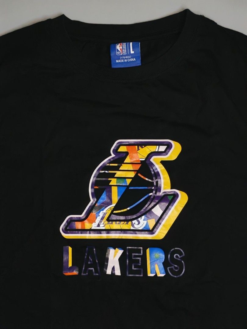NBA LAKERS SHIRT (Category: Tshirts & Polo Shirts ) located in Manila. Submitted by eirecerdo000516 (Listing ID 1466855258, Image 2). Description: 🔥 𝗡𝗕𝗔 𝗟𝗔𝗞𝗘𝗥𝗦 𝗦𝗛𝗜𝗥𝗧 💜💛 🏀 Rep the Purple & Gold! 💜💛 A classic Lakers piece perfect for NBA fans, casual fits, and everyday streetwear. 🔥 📌 Size: LARGE 📏 Dimensions: 21 × 27 🎨 Color Rate: 9.7/10 💯 Condition: Excellent Condition ⚠️ Issue: None 🧺 Clean & Ready to Wear! 📩 For claim