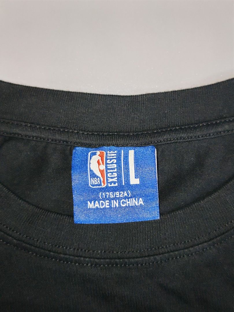NBA LAKERS SHIRT (Category: Tshirts & Polo Shirts ) located in Manila. Submitted by eirecerdo000516 (Listing ID 1466855258, Image 3). Description: 🔥 𝗡𝗕𝗔 𝗟𝗔𝗞𝗘𝗥𝗦 𝗦𝗛𝗜𝗥𝗧 💜💛 🏀 Rep the Purple & Gold! 💜💛 A classic Lakers piece perfect for NBA fans, casual fits, and everyday streetwear. 🔥 📌 Size: LARGE 📏 Dimensions: 21 × 27 🎨 Color Rate: 9.7/10 💯 Condition: Excellent Condition ⚠️ Issue: None 🧺 Clean & Ready to Wear! 📩 For claim