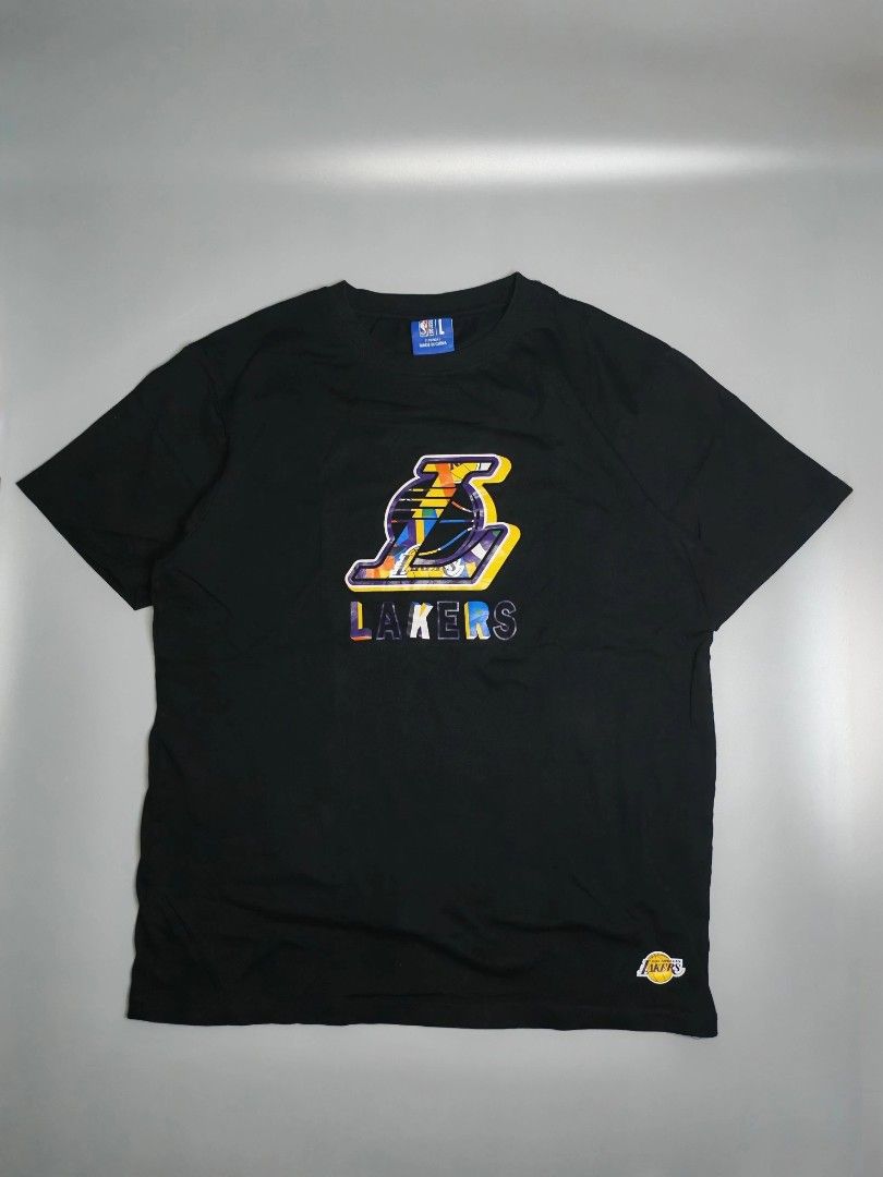 NBA LAKERS SHIRT (Category: Tshirts & Polo Shirts ) located in Manila. Submitted by eirecerdo000516 (Listing ID 1466855258, Image 1). Description: 🔥 𝗡𝗕𝗔 𝗟𝗔𝗞𝗘𝗥𝗦 𝗦𝗛𝗜𝗥𝗧 💜💛 🏀 Rep the Purple & Gold! 💜💛 A classic Lakers piece perfect for NBA fans, casual fits, and everyday streetwear. 🔥 📌 Size: LARGE 📏 Dimensions: 21 × 27 🎨 Color Rate: 9.7/10 💯 Condition: Excellent Condition ⚠️ Issue: None 🧺 Clean & Ready to Wear! 📩 For claim