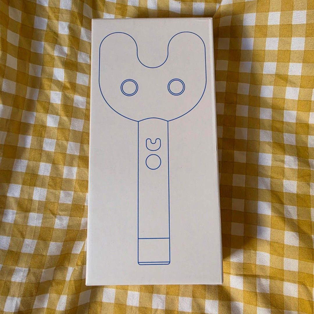 NewJeans Official Light Stick (Binky Bong) (Category: K-Wave Merchandise) located in Manila. Submitted by mimirkive (Listing ID 1466777671, Image 2). Description: [ONHAND AND READY TO SHIP] SELLING PRICE: 2500 - with photocards 2000 - without photocards DESCRIPTION: - unsealed, but never used - complete inclusions - including Hanni lightstick part RFS: selling for a friend~ PLEASE NOTE: - NO TO SENSITIVE BUYERS - PM FOR MORE PHOTO OR VIDEO - with