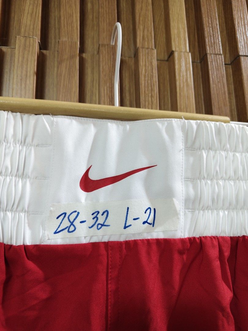 Nike (Category: Shorts) located in San Fernando. Submitted by SungkiThrift (Listing ID 1466925483, Image 3). Description: Nike (boxing short) 28-32.